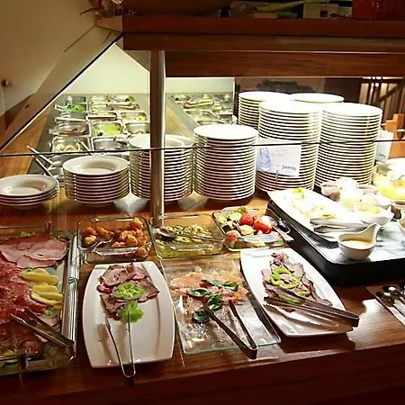 מלון Hotel-restaurant Entrada 3*