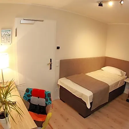Hotel-restaurant Entrada מלון 3*