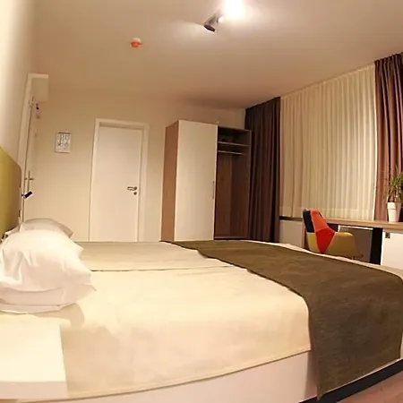 Hotel-restaurant Entrada מלון 3*